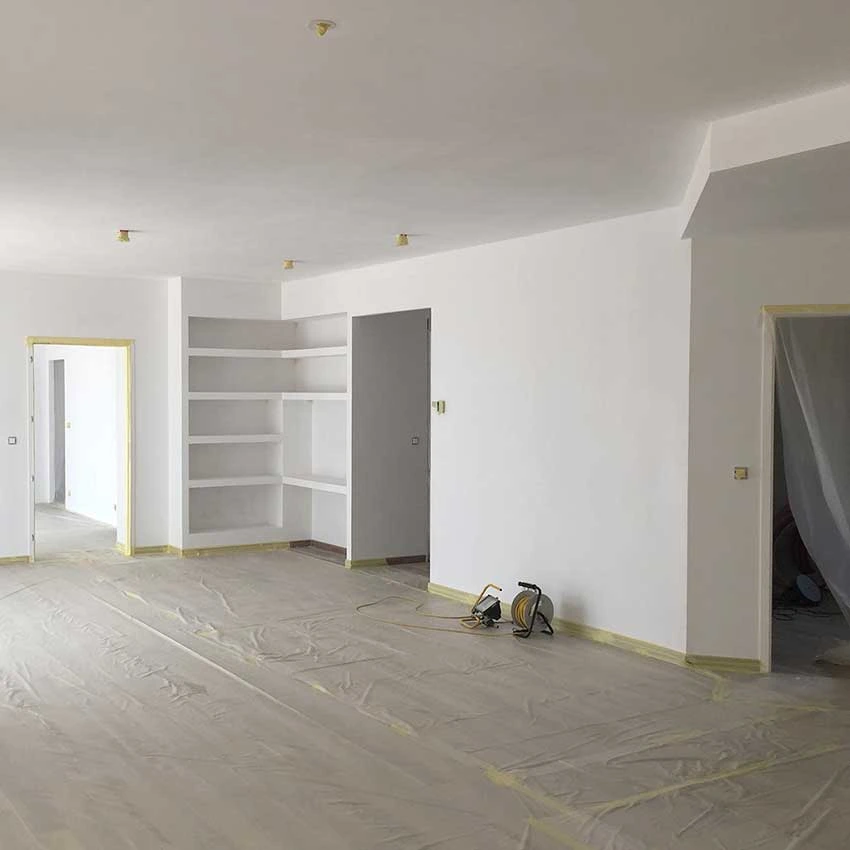 Maison neuve protégée avant l’application de peinture.
