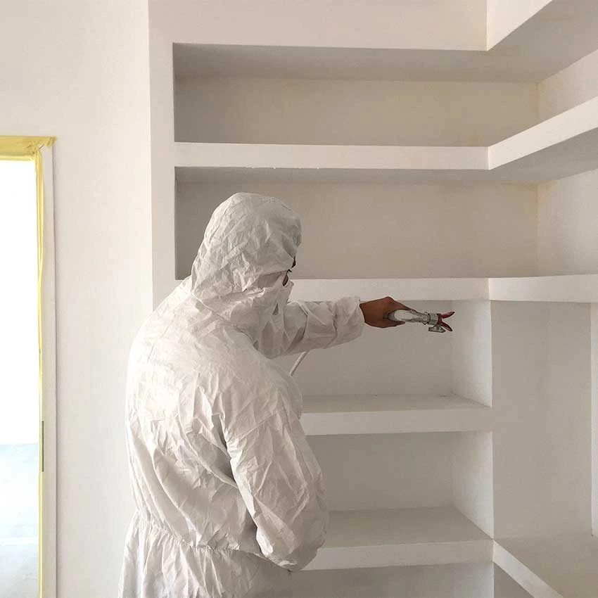 Application de la première couche dans une maison neuve.