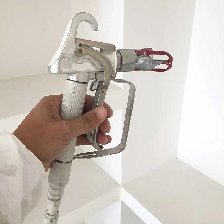 Application de la seconde couche au pistolet.